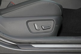 2025款丰田凯美瑞双擎