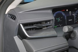 2025款丰田凯美瑞双擎