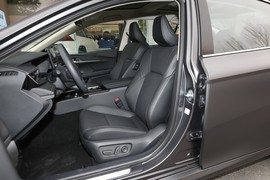 2025款丰田凯美瑞双擎