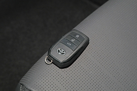 2025款丰田凯美瑞双擎