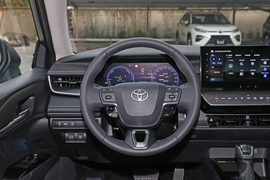 2025款丰田凯美瑞双擎