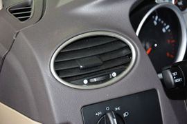 2013款福特福克斯三厢经典1.8L