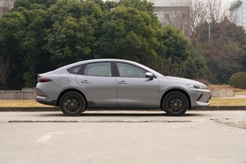 2025款比亚迪秦PLUS