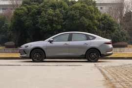 2025款比亚迪秦PLUS