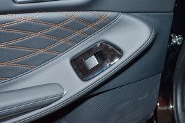 2024款丰田亚洲龙