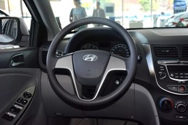 2014款现代瑞纳三厢1.4L手动智能型GLS