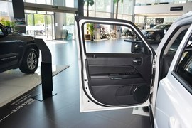 2014款Jeep自由客2.4L豪华导航版