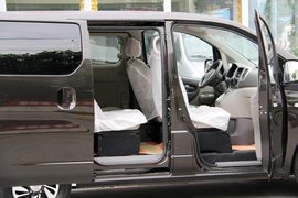 静态实拍郑州日产NV200