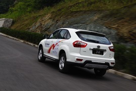 2014款比亚迪S6外出试驾