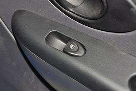 2012款宝骏乐驰1.0L手动优越型