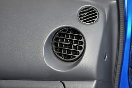 2012款宝骏乐驰1.0L手动优越型