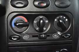 2012款宝骏乐驰1.0L手动优越型