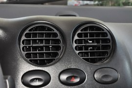 2012款宝骏乐驰1.0L手动优越型