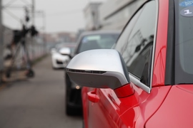 穿西装的奔跑健将!