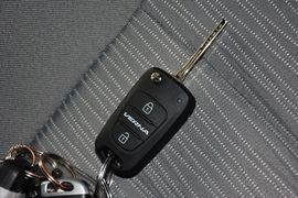 2014款现代瑞纳三厢1.4L自动领先型GLX