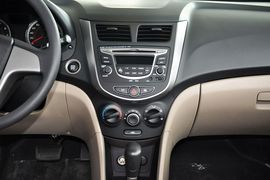 2014款现代瑞纳三厢1.4L自动领先型GLX