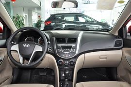 2014款现代瑞纳三厢1.4L自动领先型GLX