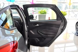 2012款福特福克斯两厢1.6L手自一体风尚型