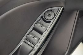 2012款福特福克斯两厢1.6L手自一体风尚型