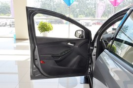 2012款福特福克斯两厢1.6L手自一体风尚型