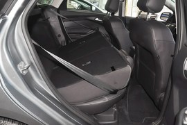 2012款福特福克斯两厢1.6L手自一体风尚型