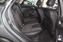 2012款福特福克斯两厢1.6L手自一体风尚型