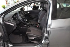 2012款福特福克斯两厢1.6L手自一体风尚型