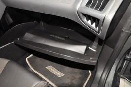 2012款福特福克斯两厢1.6L手自一体风尚型