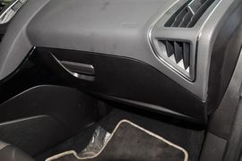 2012款福特福克斯两厢1.6L手自一体风尚型