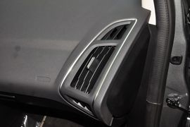 2012款福特福克斯两厢1.6L手自一体风尚型