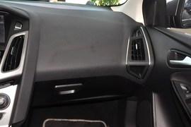 2012款福特福克斯两厢1.6L手自一体风尚型