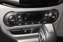 2012款福特福克斯两厢1.6L手自一体风尚型