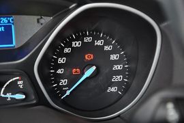 2012款福特福克斯两厢1.6L手自一体风尚型