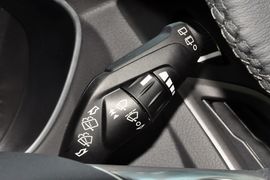 2012款福特福克斯两厢1.6L手自一体风尚型