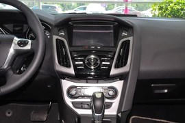 2012款福特福克斯两厢1.6L手自一体风尚型