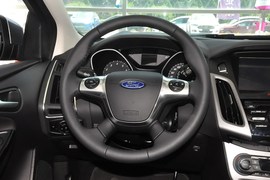 2012款福特福克斯两厢1.6L手自一体风尚型