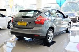 2012款福特福克斯两厢1.6L手自一体风尚型