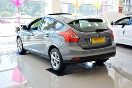 2012款福特福克斯两厢1.6L手自一体风尚型