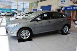 2012款福特福克斯两厢1.6L手自一体风尚型