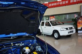 2013款郑州日产帕拉丁2.4L手动豪华型