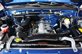 2013款郑州日产帕拉丁2.4L手动豪华型