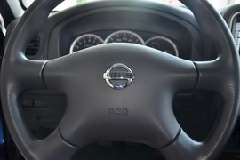 2013款郑州日产帕拉丁2.4L手动豪华型