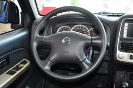 2013款郑州日产帕拉丁2.4L手动豪华型