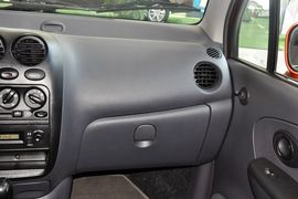 2012款宝骏乐驰1.0L手动优越型