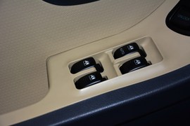 2013款华泰圣达菲1.8T自动两驱天窗版