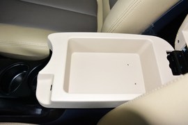 2013款华泰圣达菲1.8T自动两驱天窗版