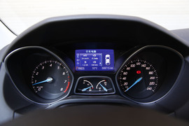 2012款福特福克斯两厢2.0L自动试驾实拍