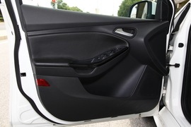 2012款福特福克斯两厢2.0L自动试驾实拍