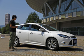 2012款福特福克斯两厢2.0L自动试驾实拍
