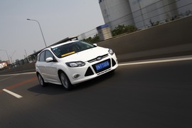 2012款福特福克斯两厢2.0L自动试驾实拍
